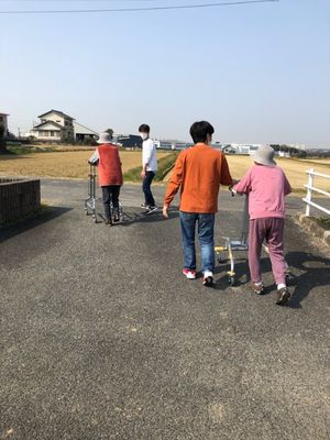 歩行訓練をする人々