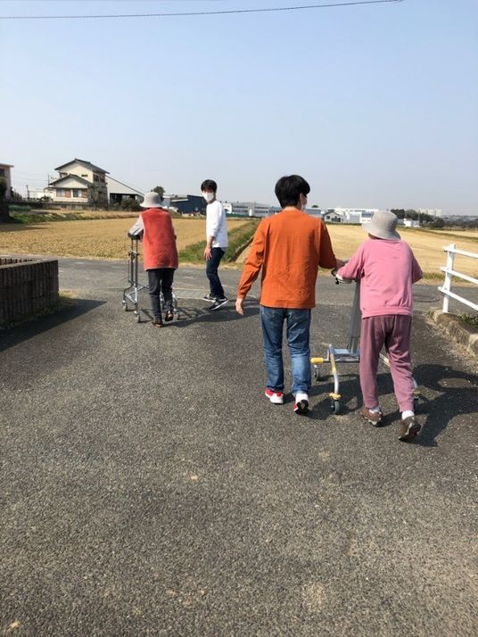 歩行訓練をする人々