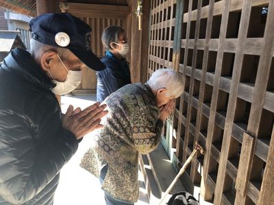 祈りを捧げる高齢者たち