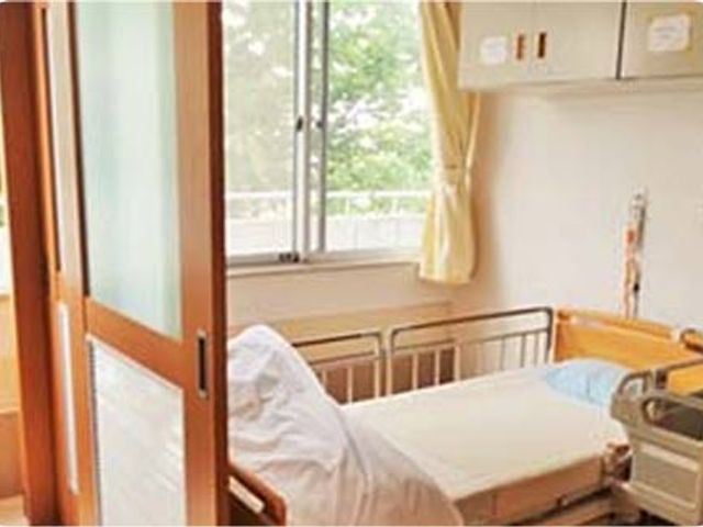 明るい窓際の居室 居室 自然光が差し込む明るい空間の居室です。快適な環境が整っています。