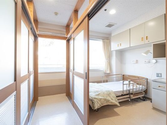 明るい居室の入口  