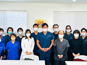 スタッフ集合の室内  