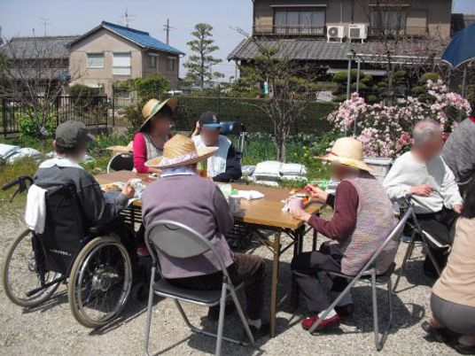 庭で楽しむ入居者の様子