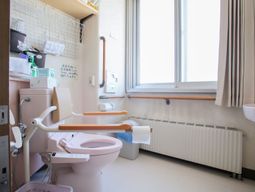 トイレの明るい内観