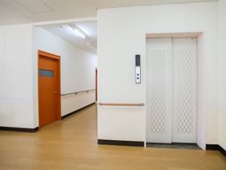 廊下とエレベーターの入口