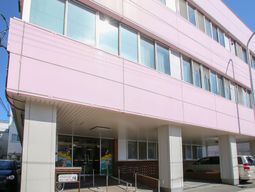 ピンクの外観の建物