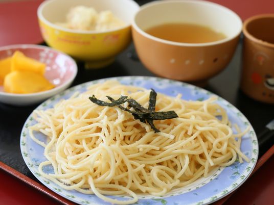 料理が盛り付けられた食卓