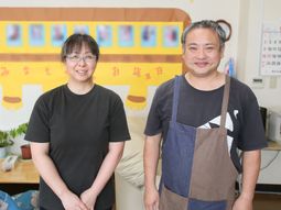 明るい表情のスタッフ二人