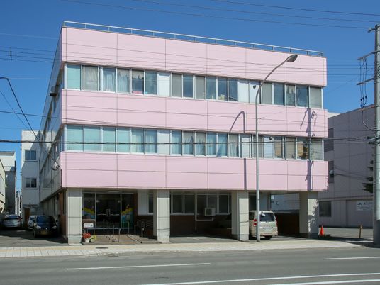 ピンクの建物外観