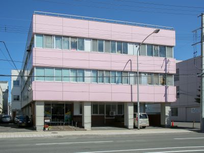 ピンクの建物外観