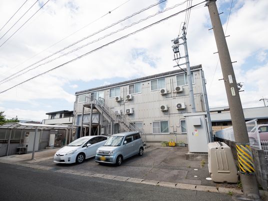 多数の冷房機付き建物外観