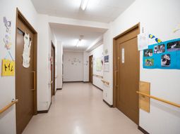 明るく清潔な廊下