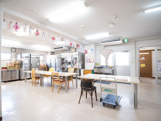 広々とした明るい食堂