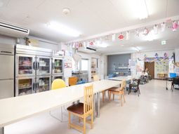 明るい食堂の日常風景