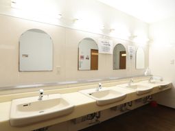 清潔な洗面台並ぶ空間