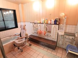 バリアフリー設計の浴室