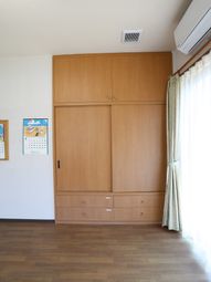 明るい部屋の整理棚