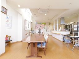 明るい食堂スペース