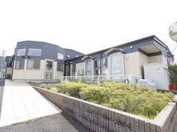 モダンな外観の建物