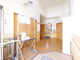 エントランスの明るい風景