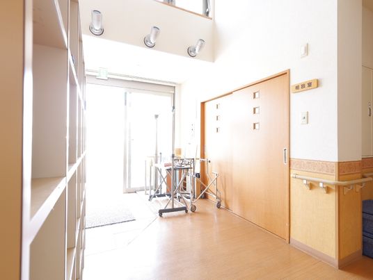 廊下と出入り口の様子