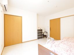 明るい居室の風景