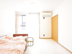 明るい居室の様子