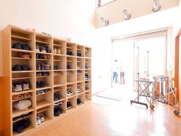 玄関と靴棚の様子