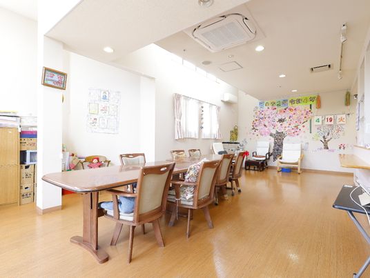 共有スペースの明るい居室