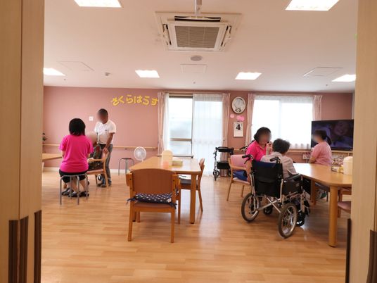 明るい共用ダイニング