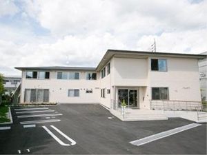 白い建物のエントランス