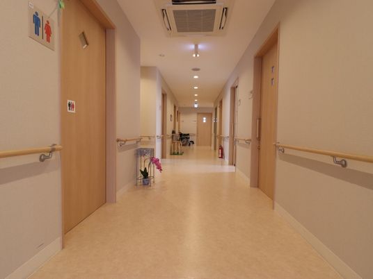 手すり付きの明るい廊下