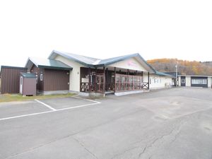 広々とした施設の外観