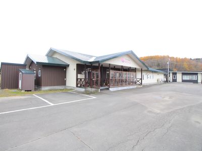広々とした施設の外観