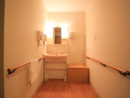 廊下の手すりと洗面台