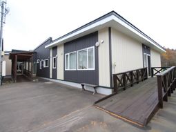 シンプルな外観の建物