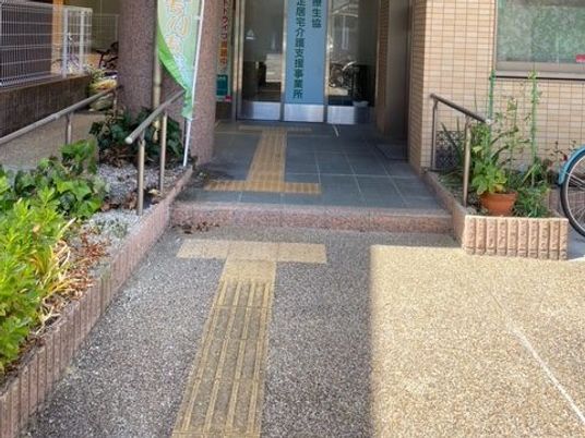 施設の入口外観  