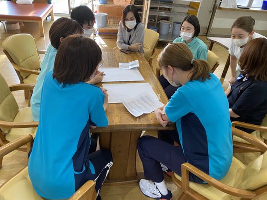 会議中のスタッフ  