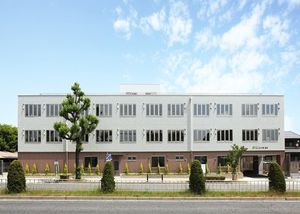 広い空と建物の外観