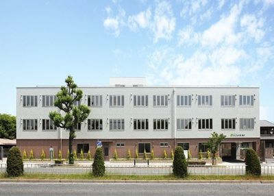 広い空と建物の外観