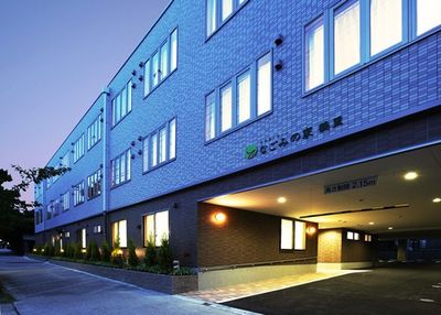 夕暮れ時の建物外観