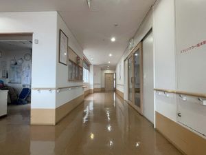 明るく広い廊下