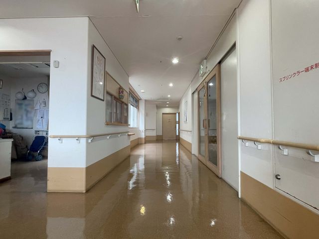 明るく広い廊下 廊下 ゆったりとしたスペースが配された廊下は、清潔感があり明るく、手すりも整備されています。