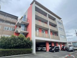 カラフルな外壁の建物