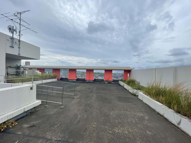 広々とした屋上空間 屋上 開放感ある屋上テラスで、居心地の良い休息時間を提供します。心地よい風と共にゆったりと過ごせる場所です。
