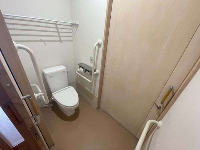 バリアフリートイレ トイレ 手すり付きの清潔なトイレ空間です。利用者の安全と快適さを考慮した設計になっており、日常の利用がしやすく配慮されています。