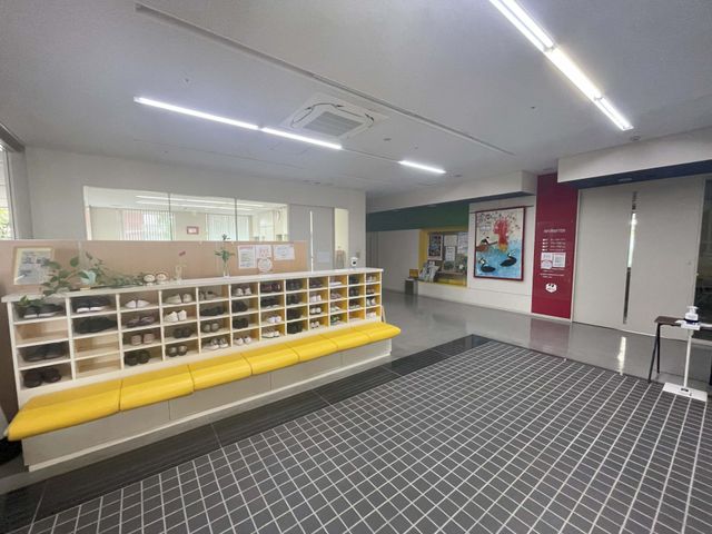 明るいエントランスロビー エントランス ゆったりとしたベンチと靴箱が設けられたエントランスです。訪問者が快適に待機できる配慮がされています。
