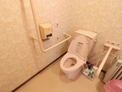バリアフリー設計のトイレ