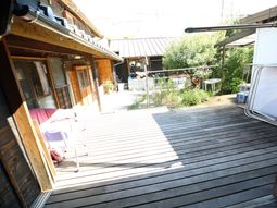 木製デッキの屋外空間