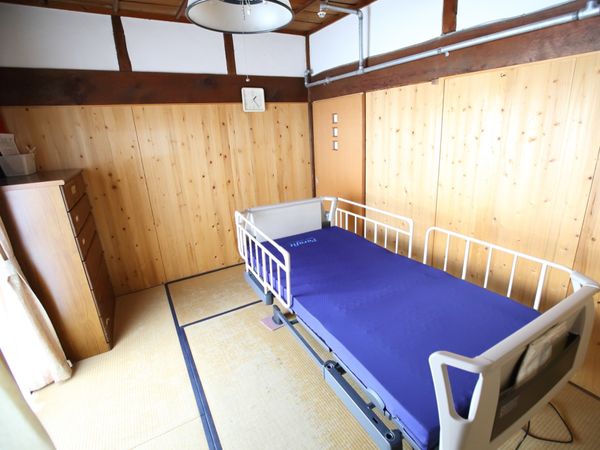 和室風のシングルベッド